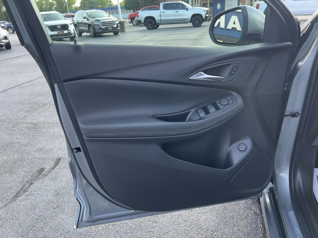 Used 2023 Buick Encore GX Select w/ Sport Touring Package image 17