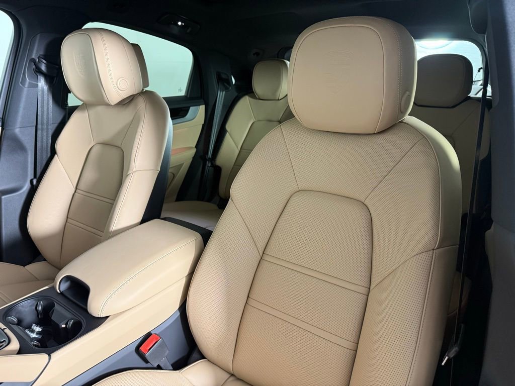 Certified 2025 Porsche Cayenne Coupe image 5