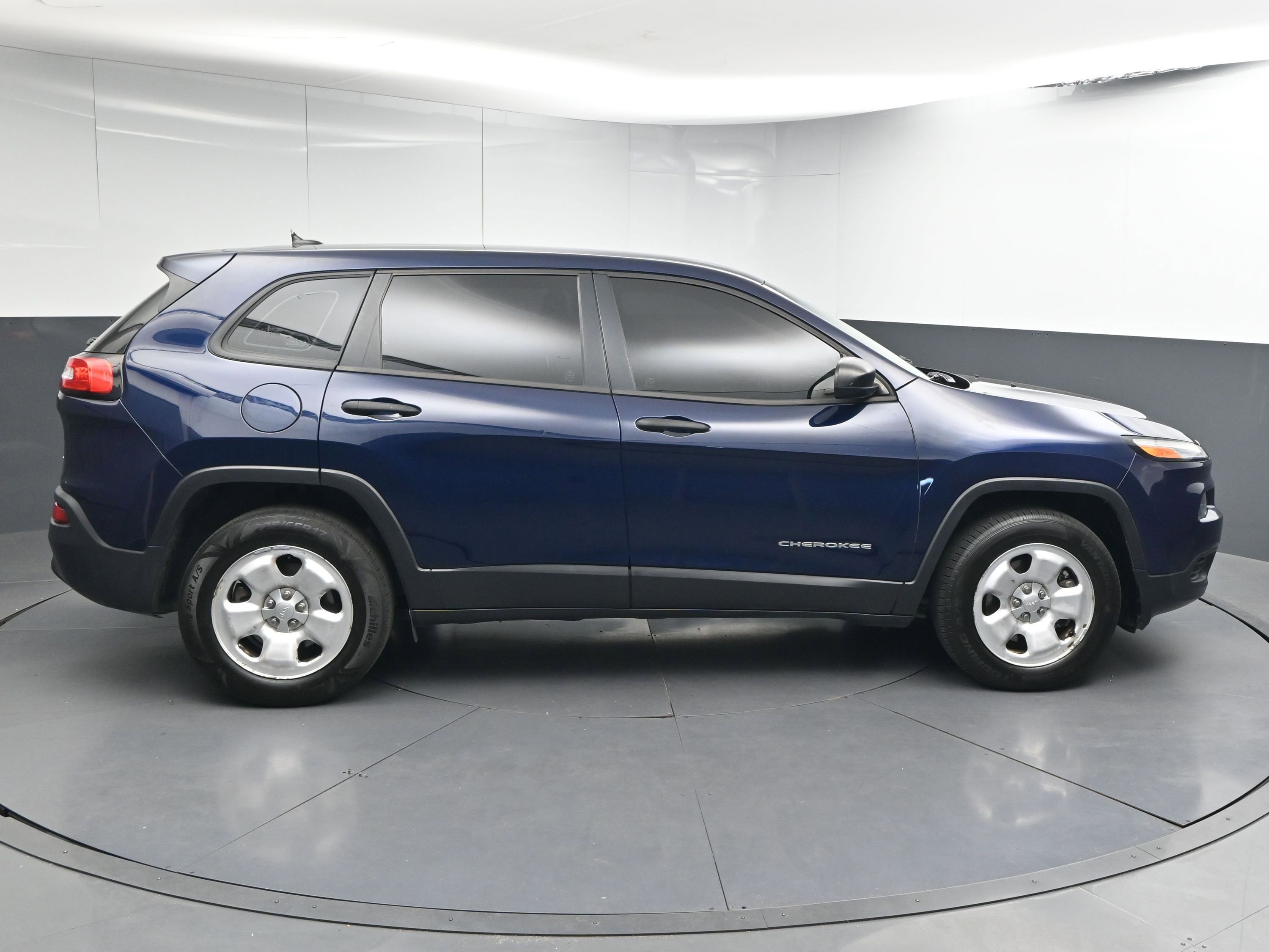 Used 2016 Jeep Cherokee Sport image 9