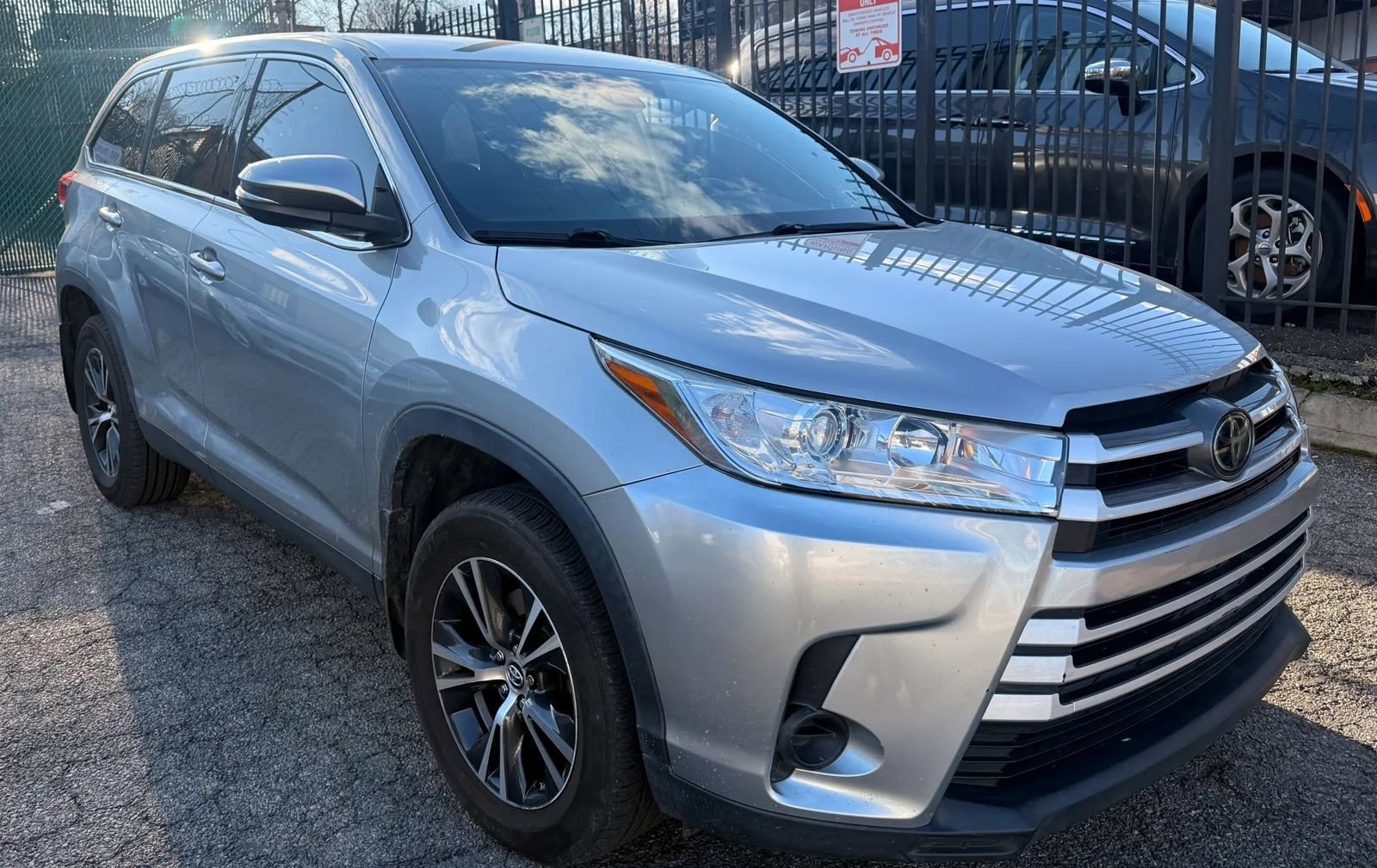 Used 2019 Toyota Highlander LE AWD/4WD image 3