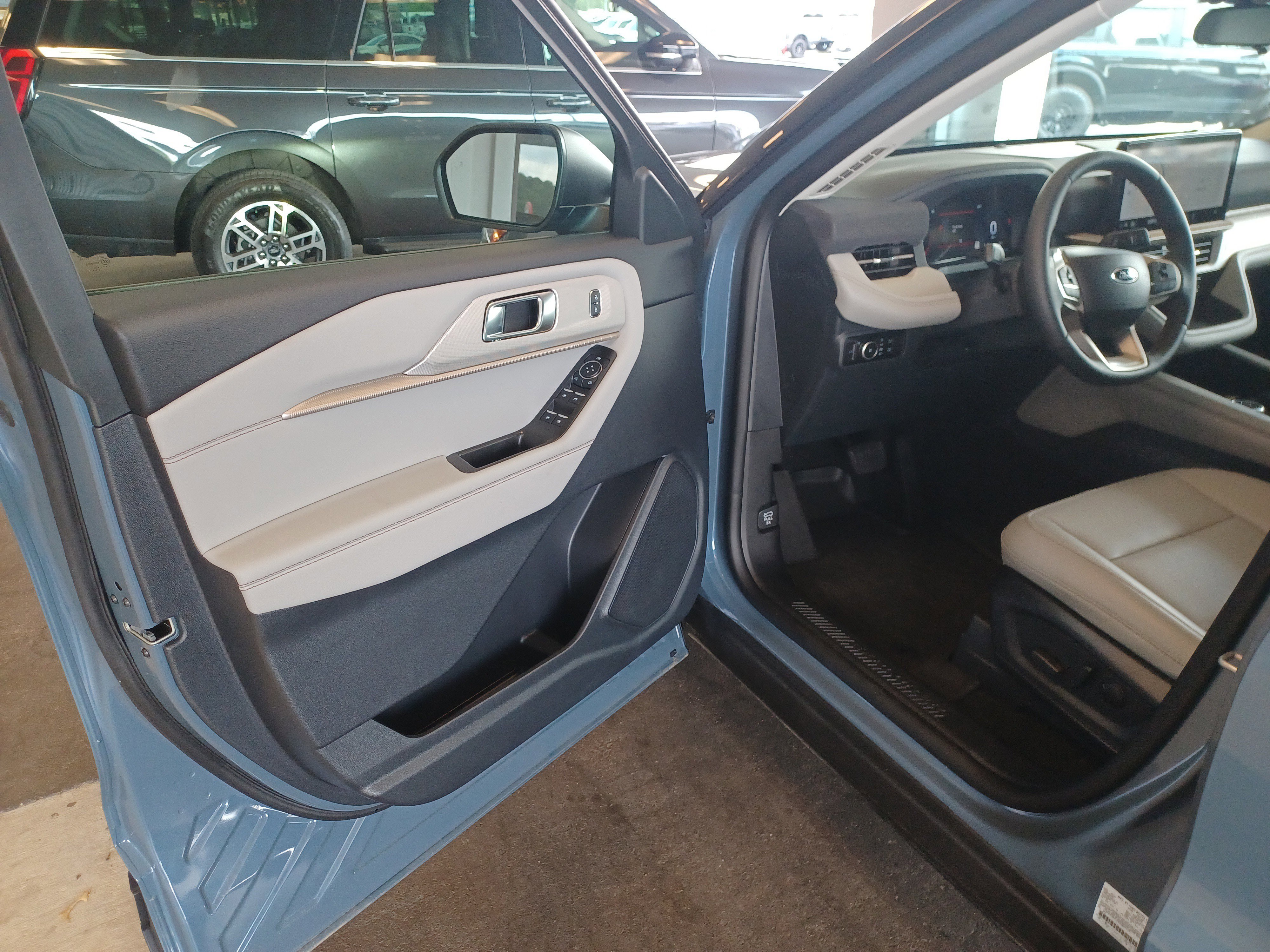 New 2025 Ford Explorer Active w/ Active Comfort Package image 9