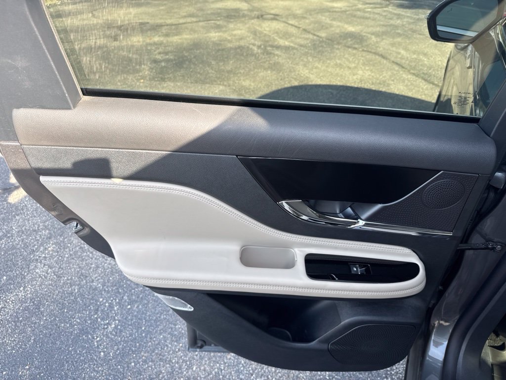 Used 2025 Lincoln Corsair AWD w/ Equipment Group 101A image 13