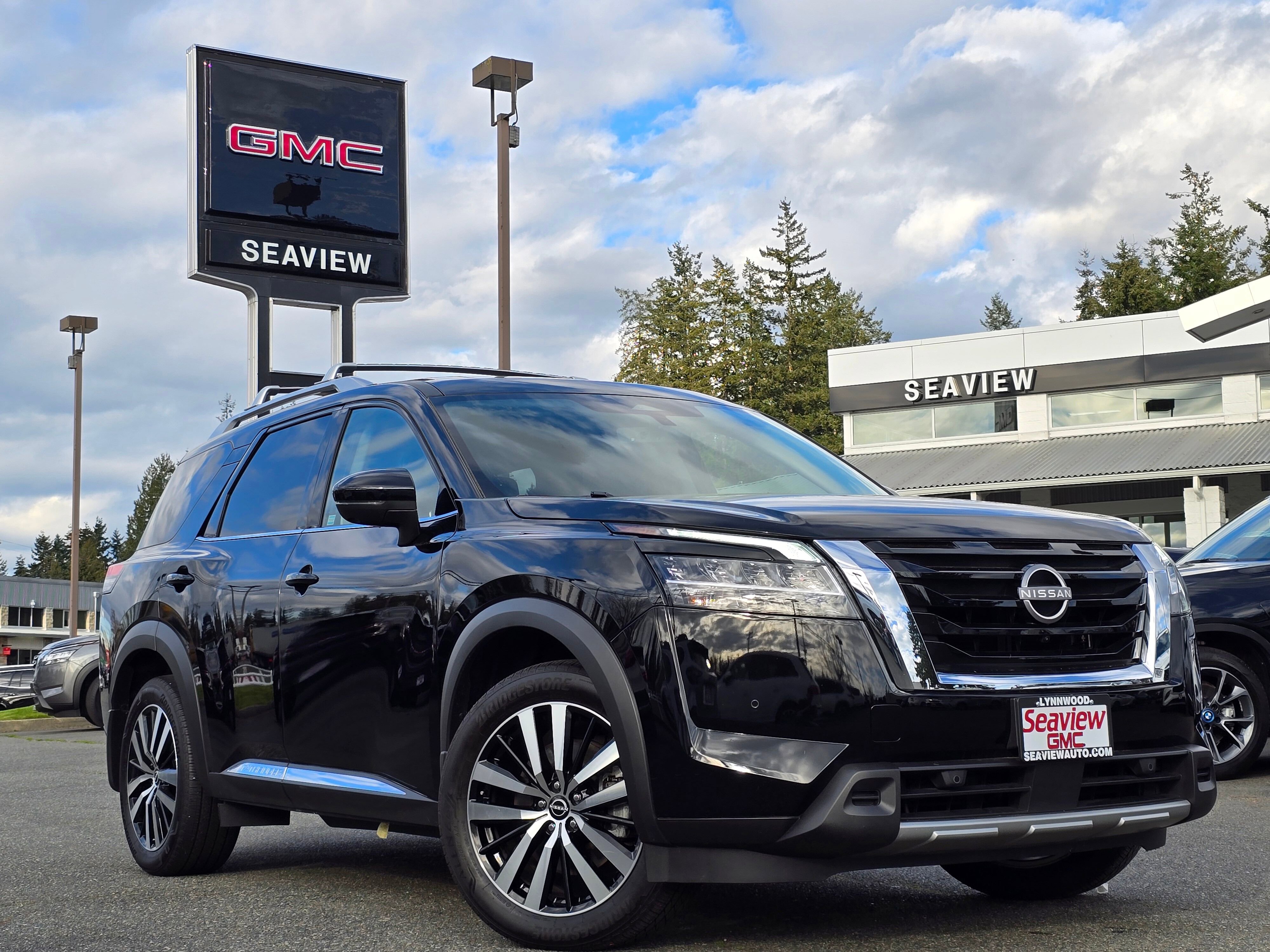 Used 2024 Nissan Pathfinder Platinum w/ Cargo Package