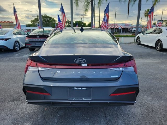 Used 2024 Hyundai Elantra Blue FWD image 4