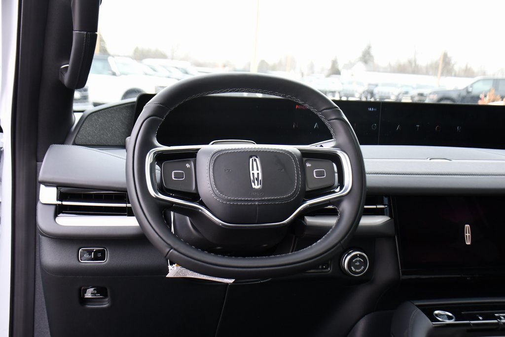 New 2026 Lincoln Navigator Reserve w/ Jet Appearance Package AWD/4WD image 12