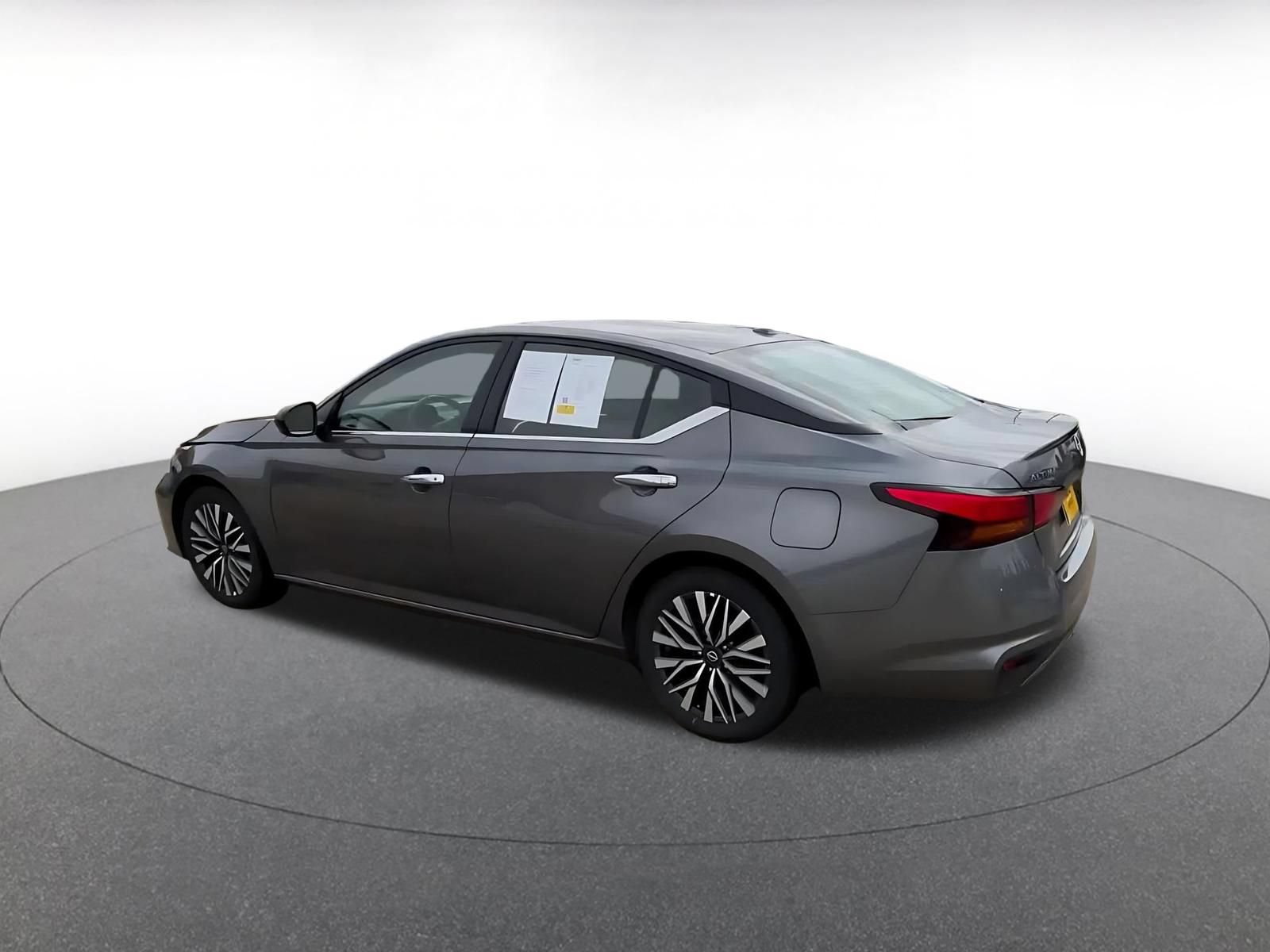 Used 2025 Nissan Altima 2.5 SV FWD image 8