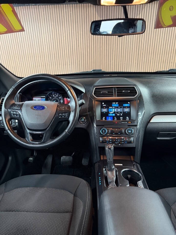 Used 2017 Ford Explorer XLT w/ Equipment Group 201A AWD/4WD image 16