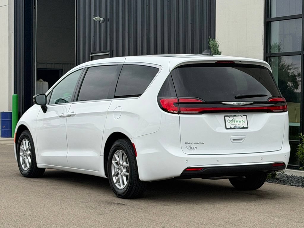 Used 2025 Chrysler Pacifica Select FWD image 3