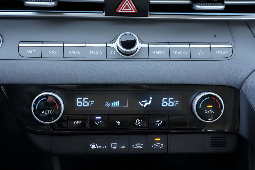 Certified 2024 Hyundai Elantra SEL FWD image 32