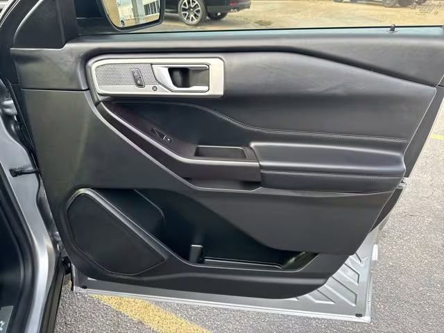 Used 2020 Ford Explorer Platinum image 17