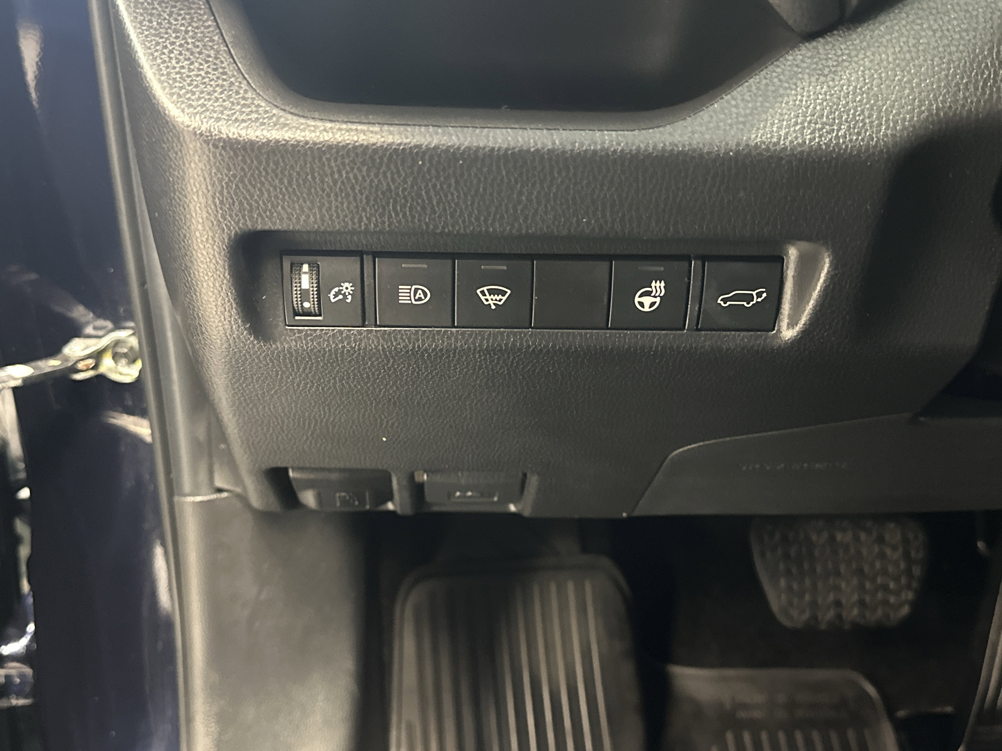 Used 2022 Toyota RAV4 XLE w/ Convenience Package image 22