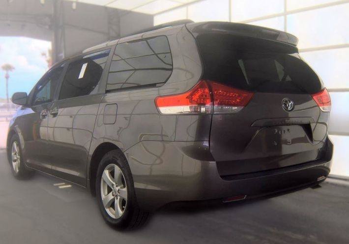 Used 2014 Toyota Sienna LE FWD image 9