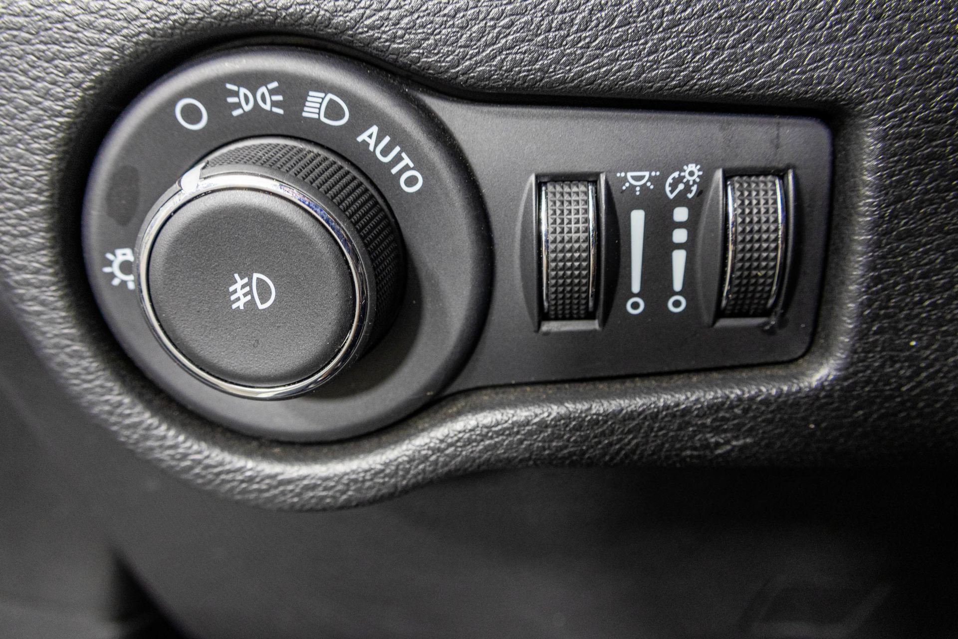 Used 2024 Chrysler Pacifica Limited FWD image 34