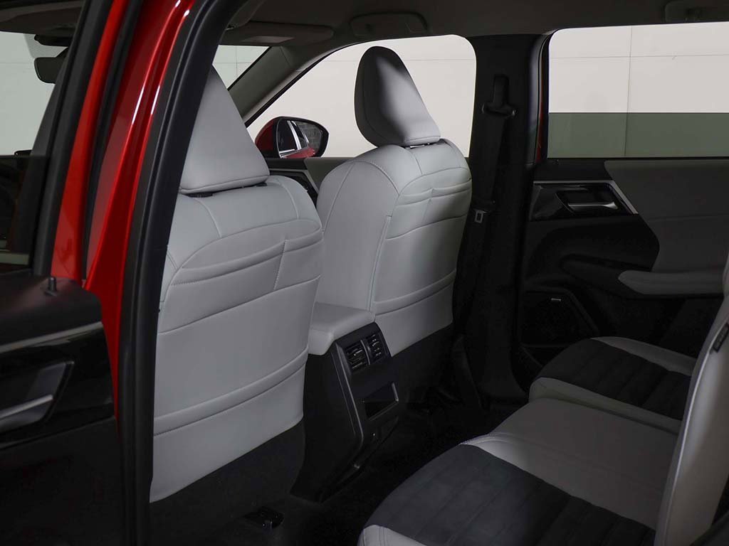 New 2025 Mitsubishi Outlander SE image 29