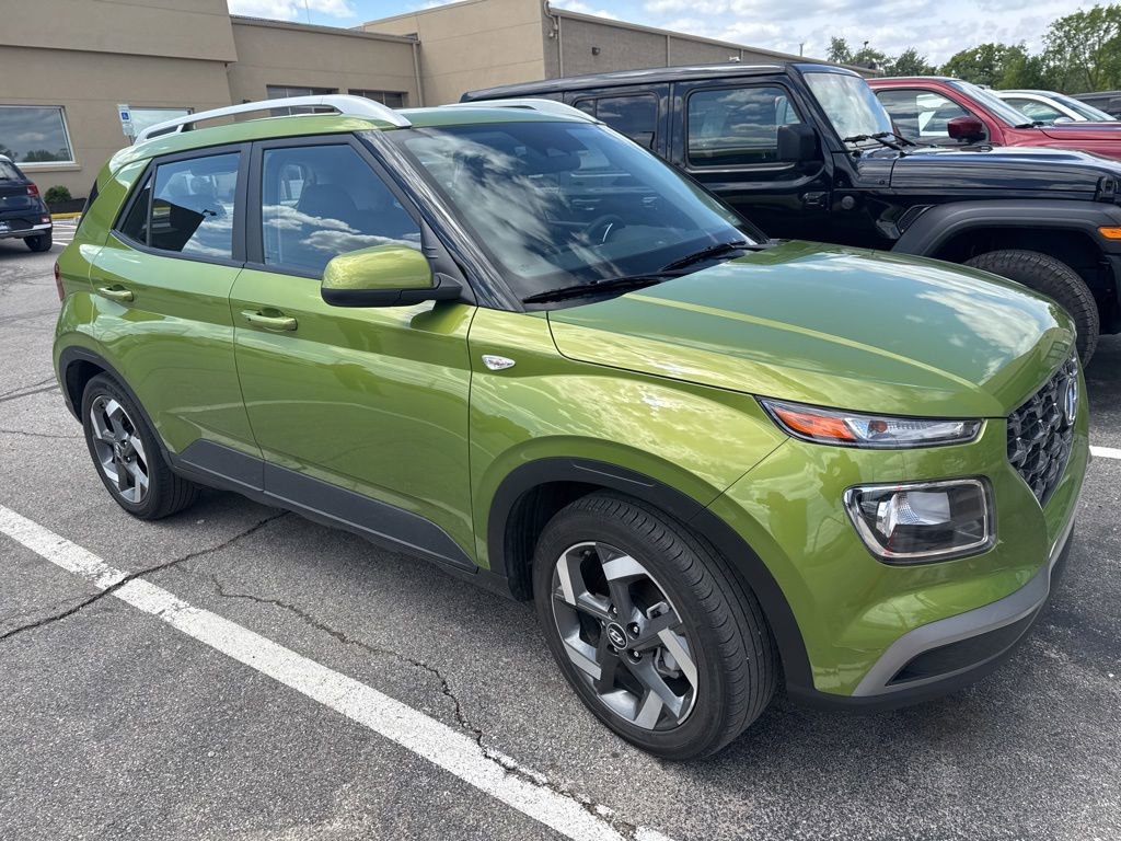 Used 2024 Hyundai Venue SEL FWD image 3