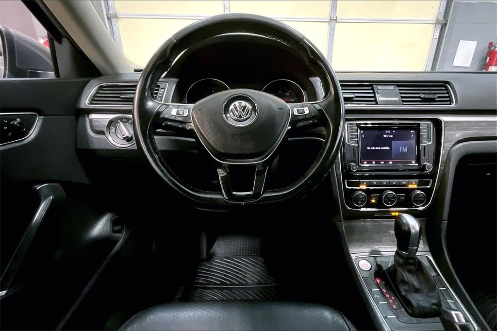 Used 2018 Volkswagen Passat 2.0T SE image 4