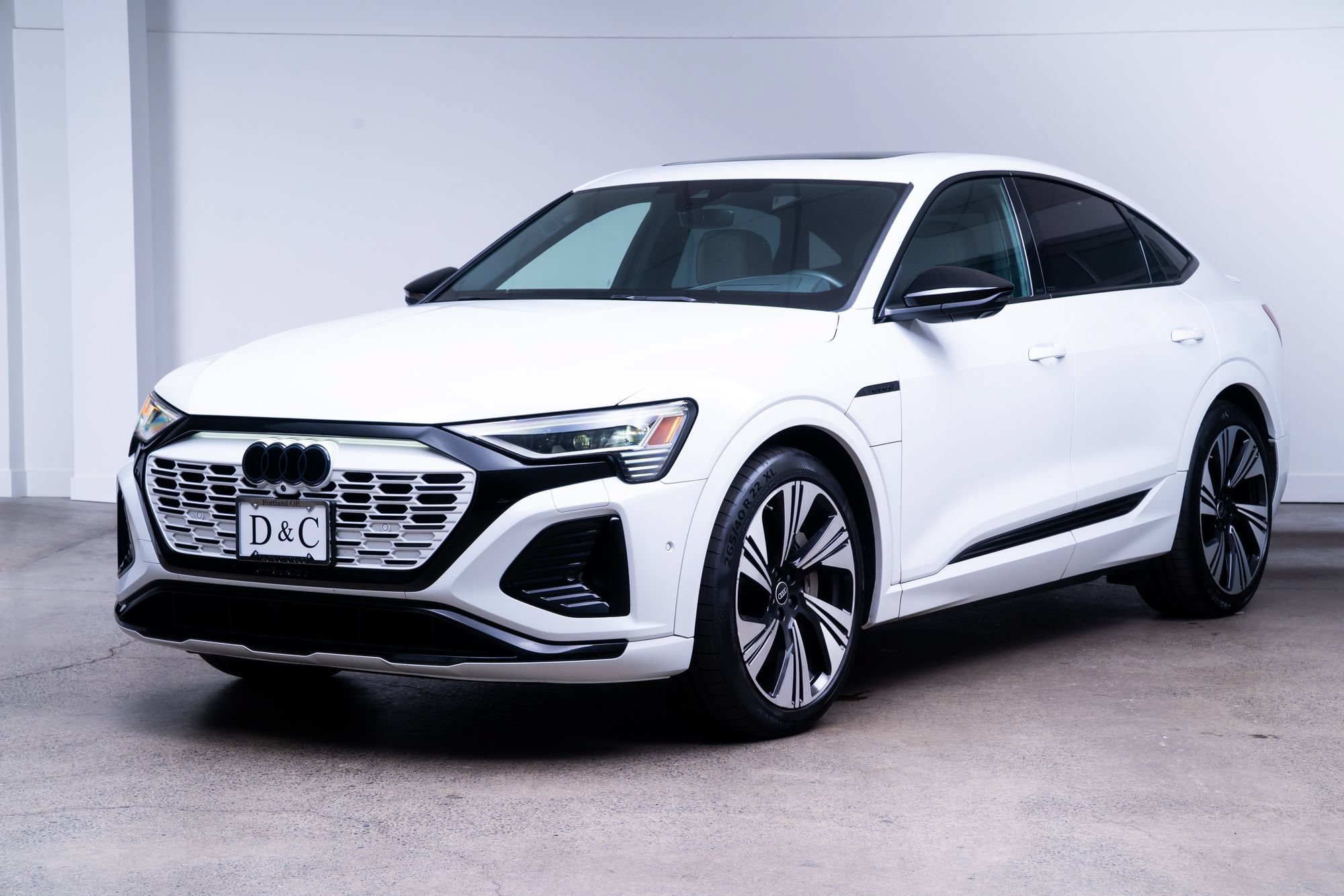 Used 2024 Audi Q8 e-tron Prestige w/ Prestige Package AWD/4WD image 3
