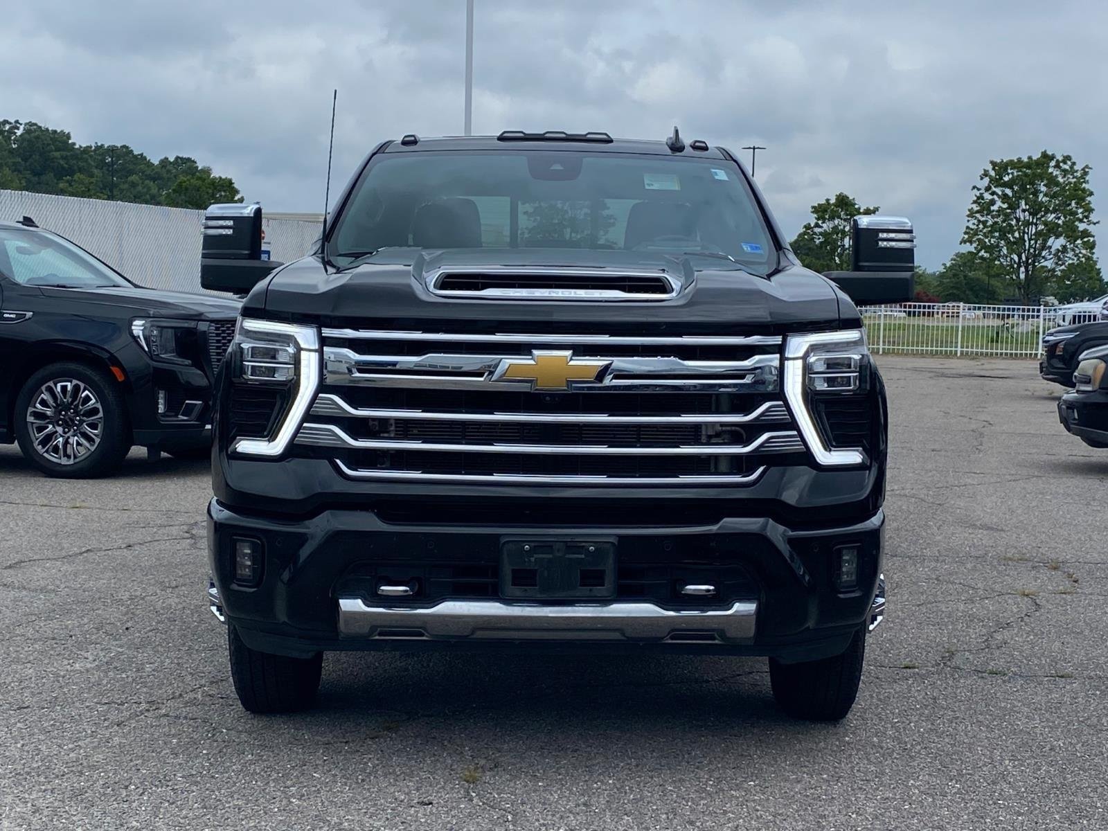 Used 2024 Chevrolet Silverado 3500 High Country w/ High Country Premium Package AWD/4WD image 6