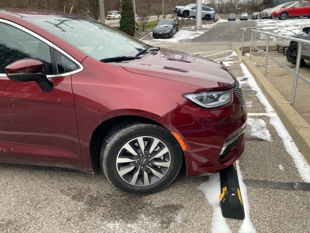 Used 2023 Chrysler Pacifica Touring-L image 13