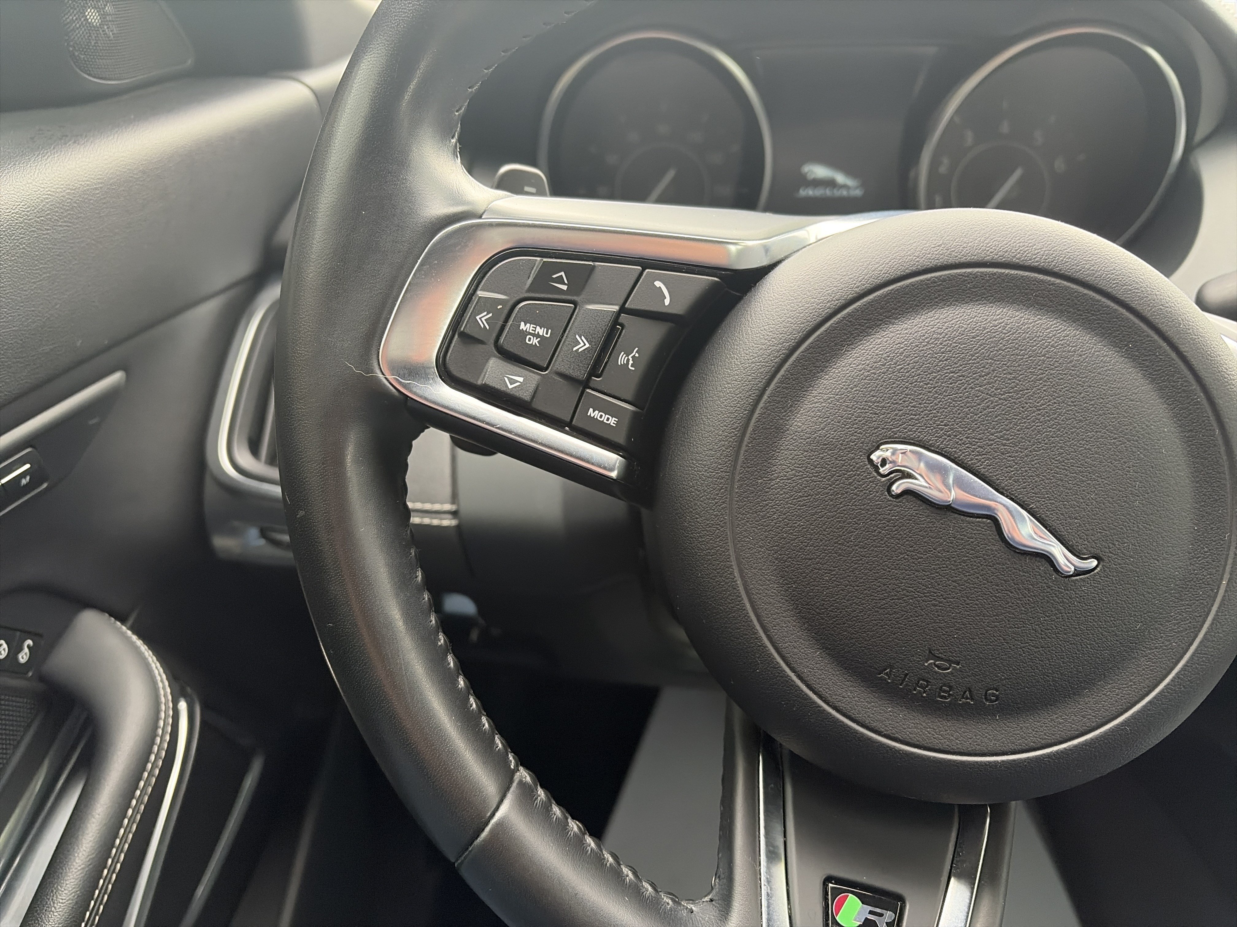 Used 2019 Jaguar E-PACE R-Dynamic SE AWD/4WD image 18
