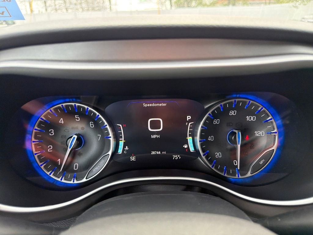 Used 2025 Chrysler Pacifica Select image 18