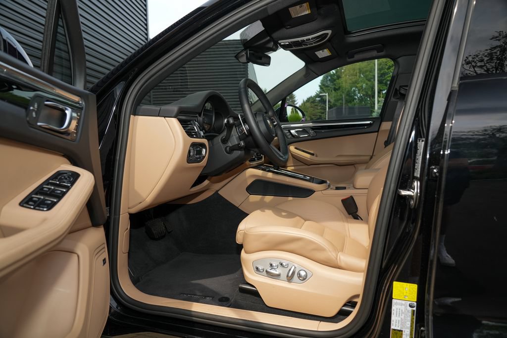Certified 2026 Porsche Macan AWD/4WD image 19
