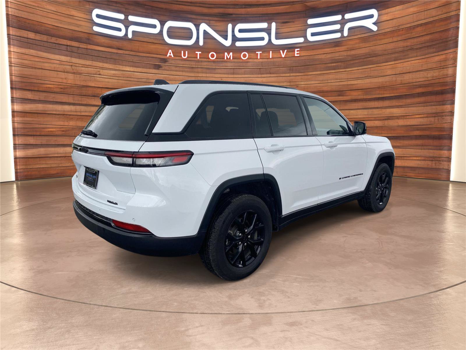 Used 2025 Jeep Grand Cherokee Altitude AWD/4WD image 7
