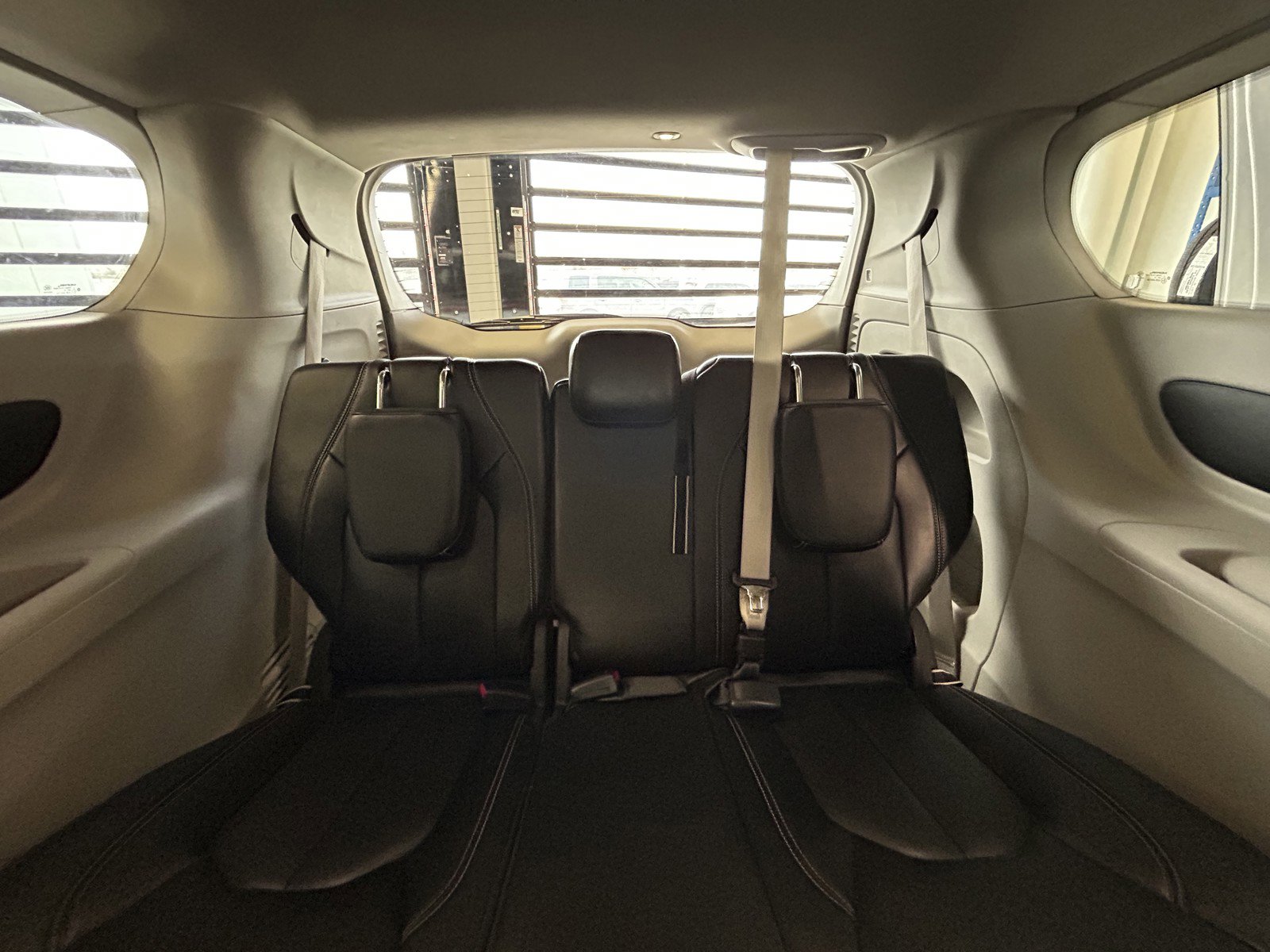 Used 2023 Chrysler Pacifica Touring-L image 14