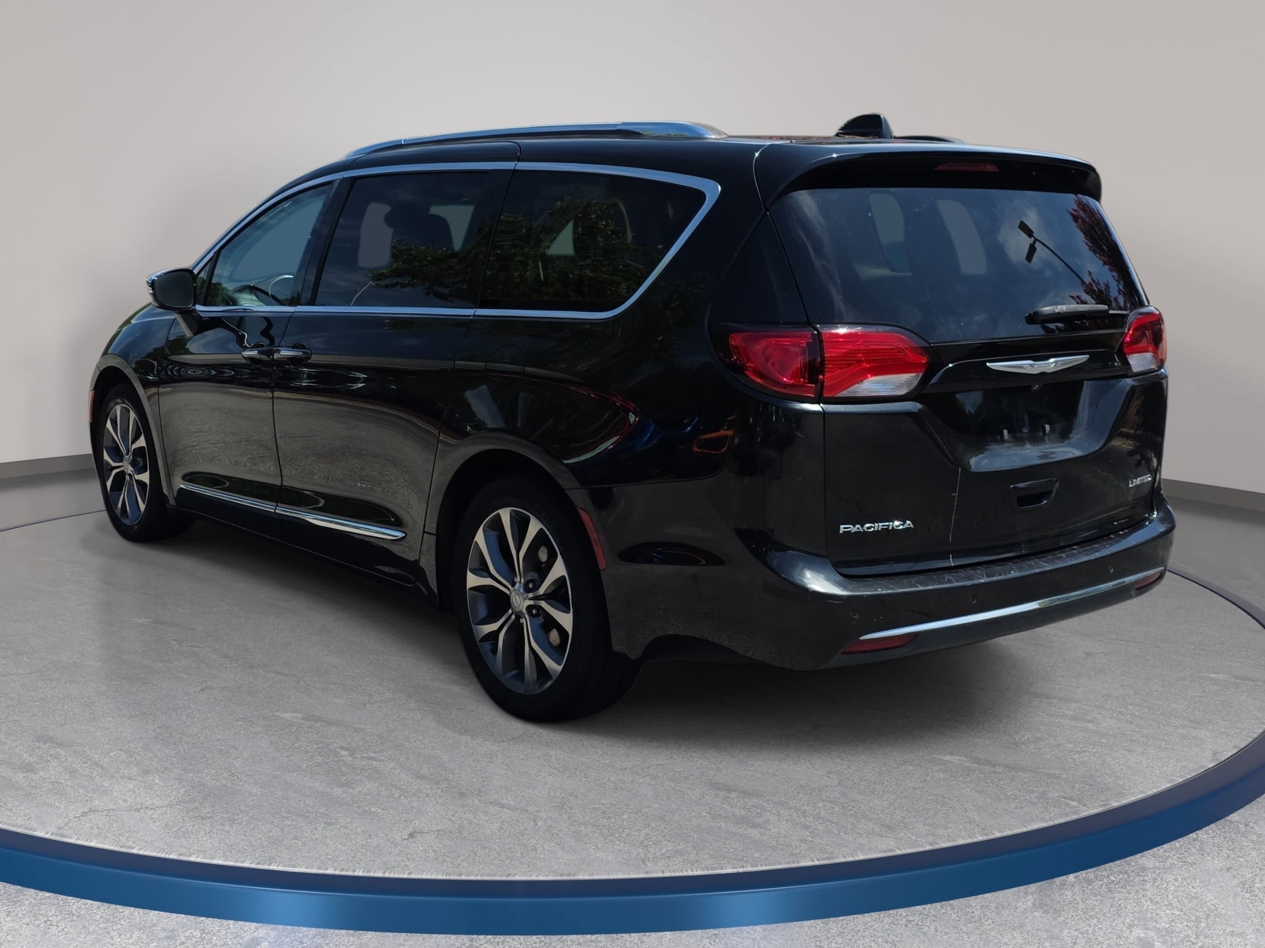 Used 2017 Chrysler Pacifica Limited FWD image 7
