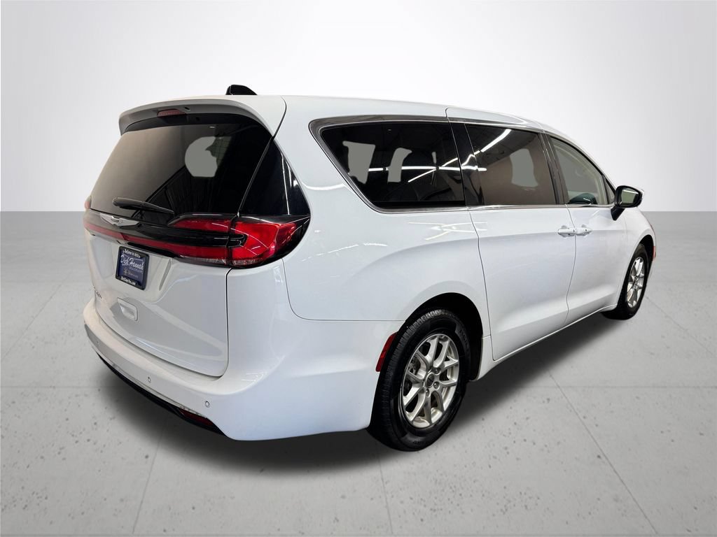 Used 2023 Chrysler Pacifica Touring-L FWD image 8