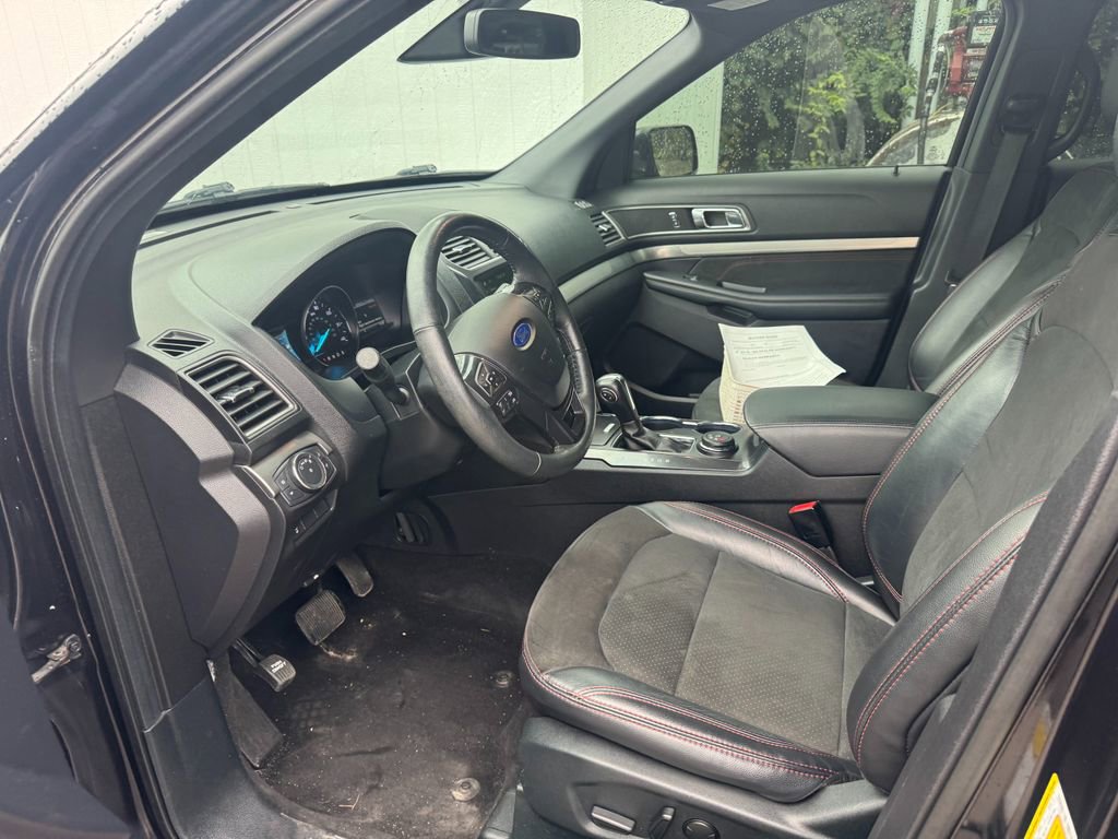 Used 2019 Ford Explorer XLT w/ Equipment Group 202A image 6