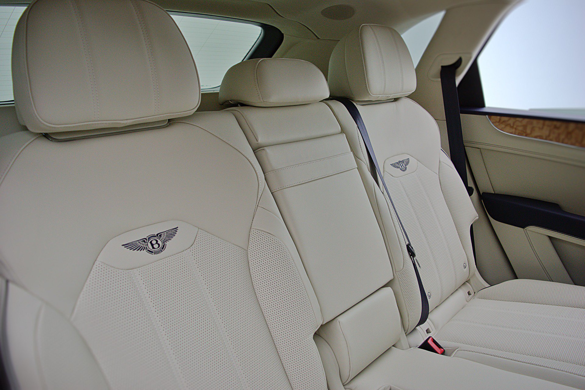 Certified 2023 Bentley Bentayga AWD/4WD image 31