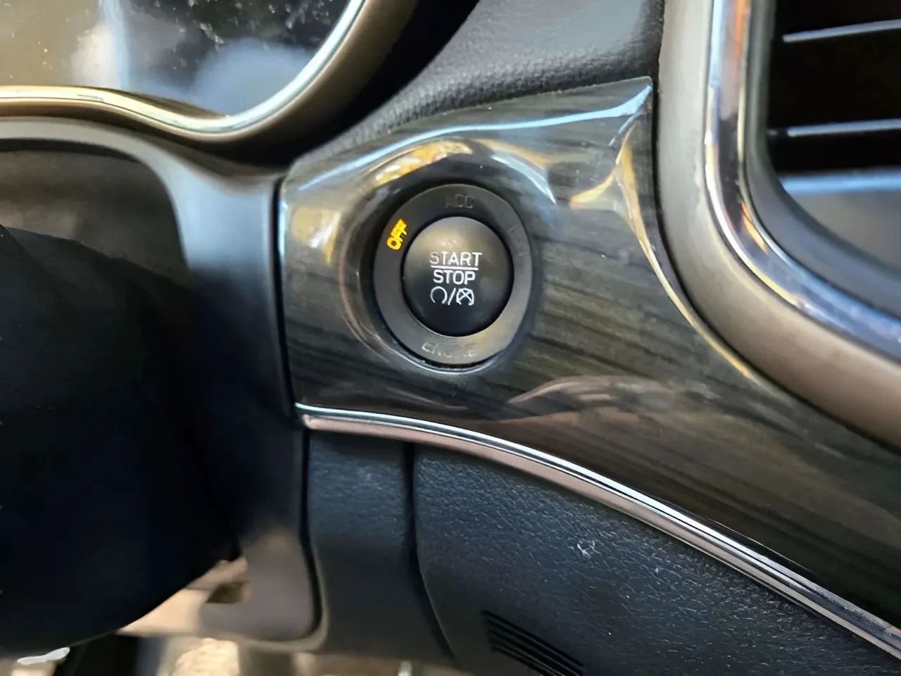 Used 2014 Jeep Grand Cherokee Overland AWD/4WD image 14