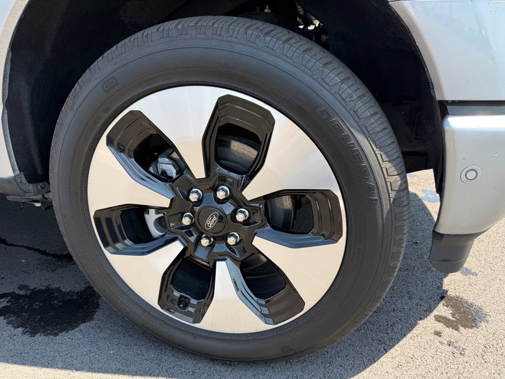 Used 2023 Ford F150 Lightning Platinum AWD/4WD image 32