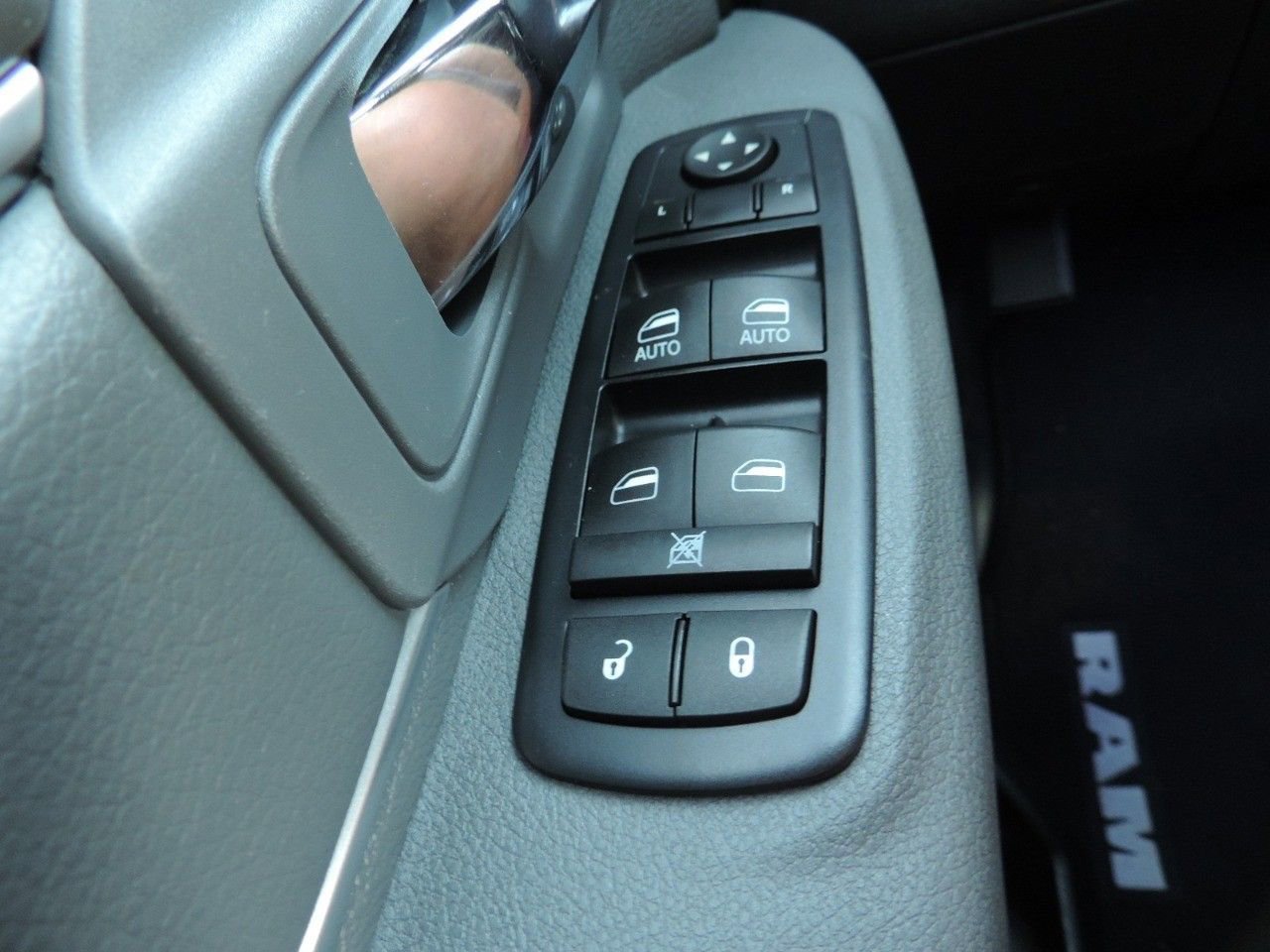 Used 2016 RAM 1500 Classic SLT image 25