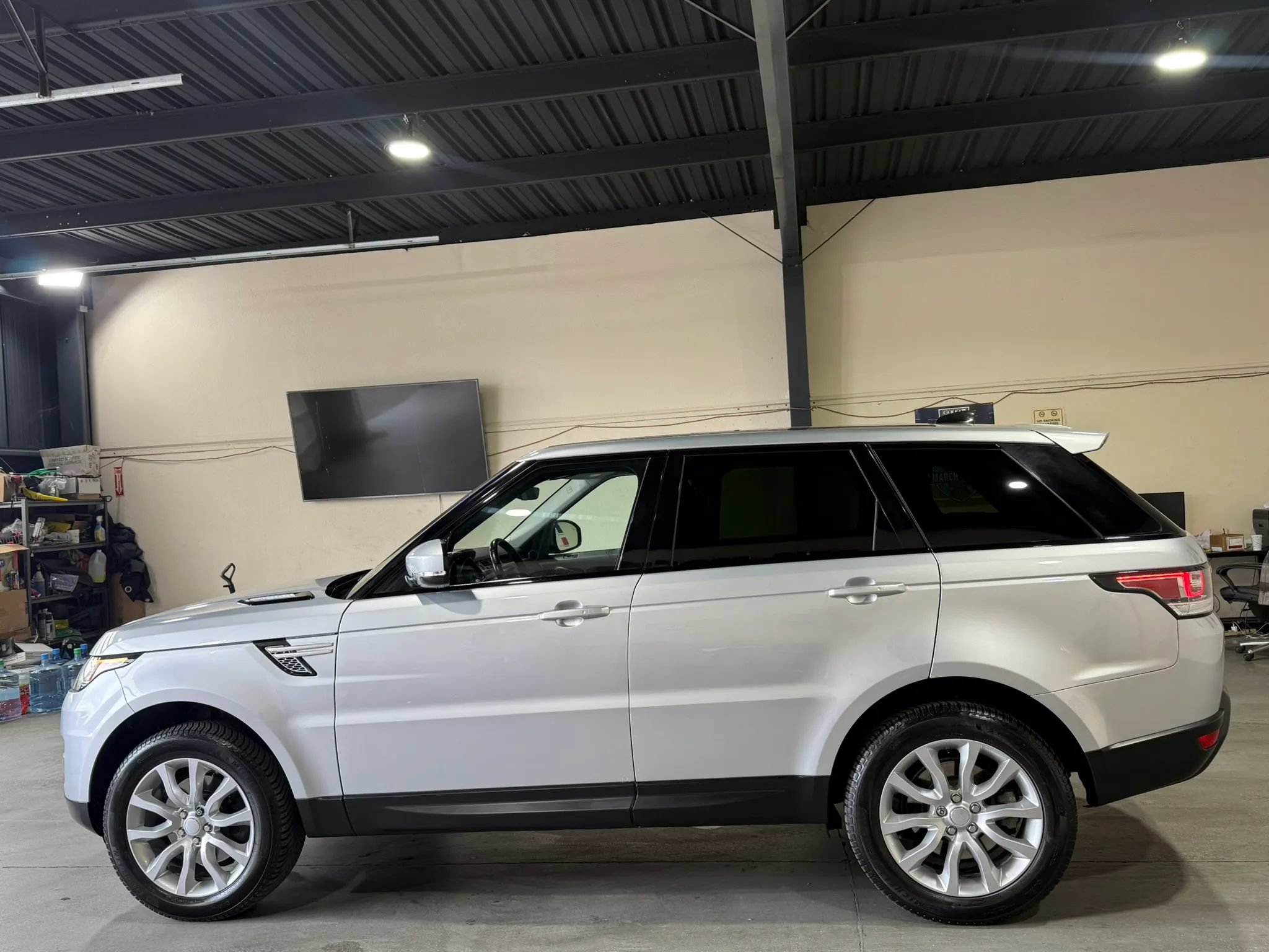 Used 2017 Land Rover Range Rover Sport HSE AWD/4WD image 9
