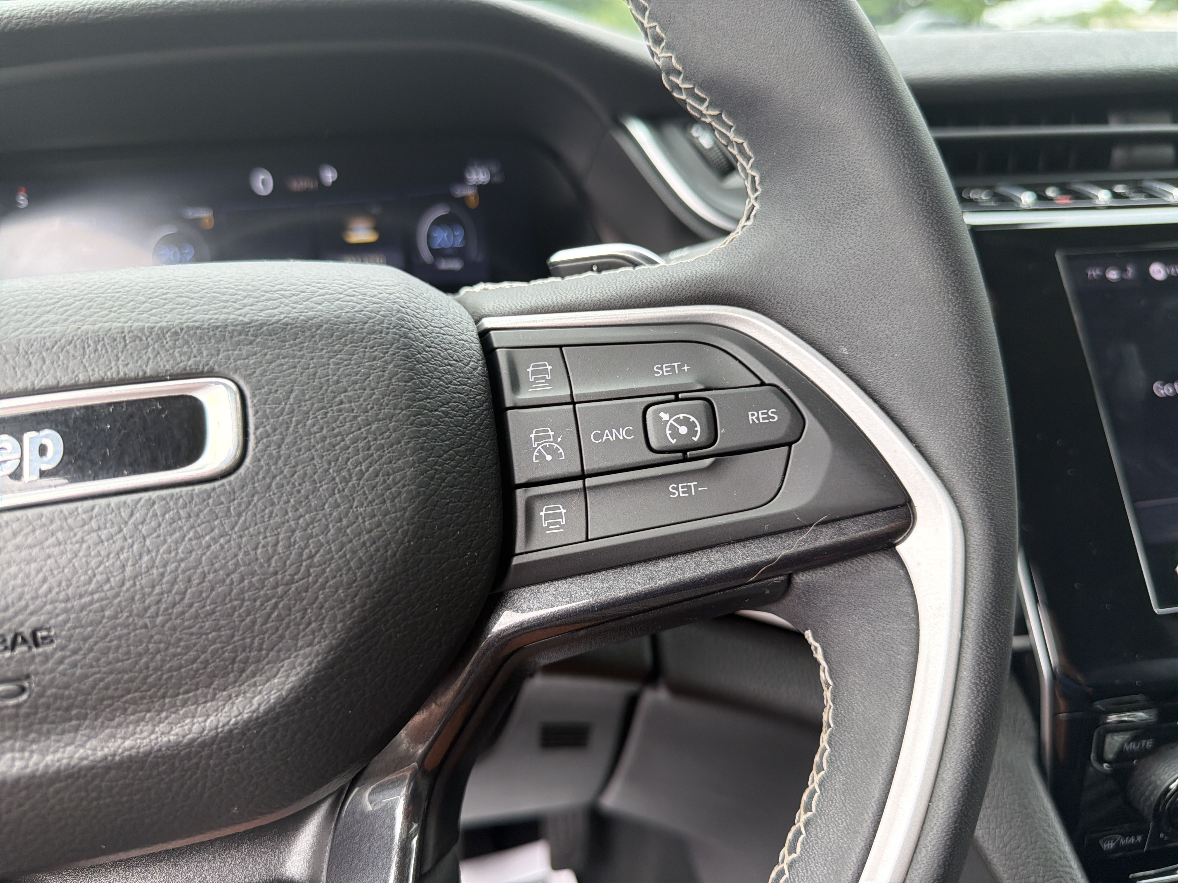 Certified 2023 Jeep Grand Cherokee Laredo w/ Luxury Tech Group I AWD/4WD image 26