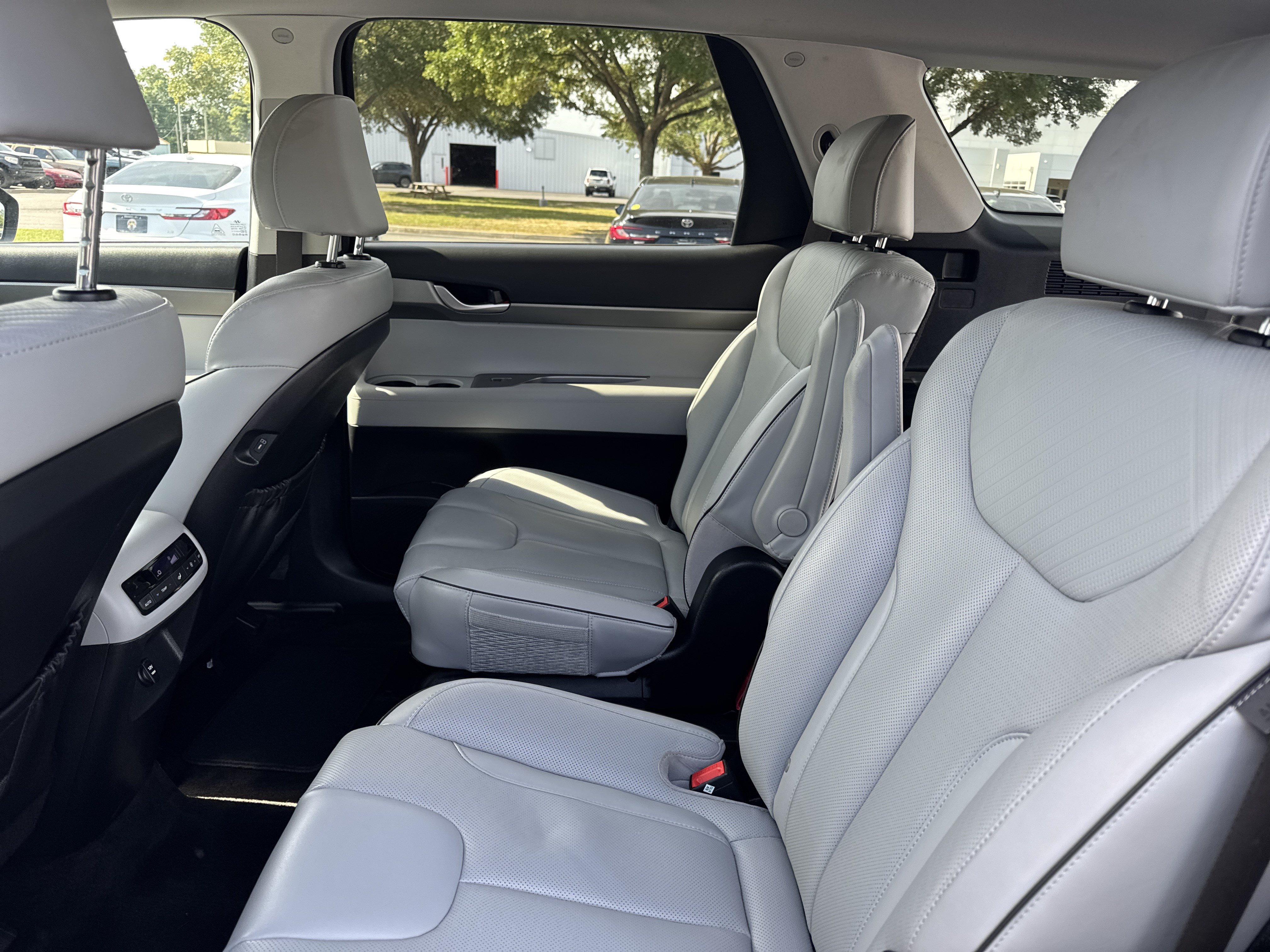 Used 2025 Hyundai Palisade SEL FWD image 23