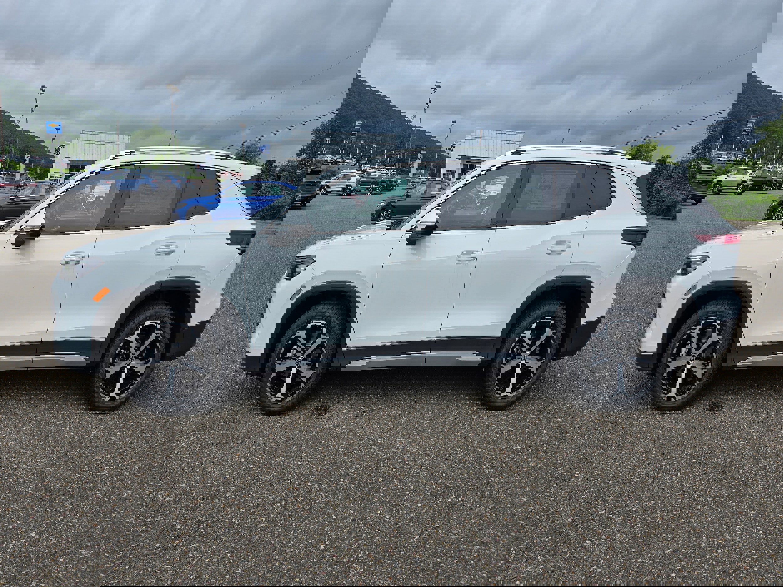 New 2025 Volkswagen Tiguan SE image 4