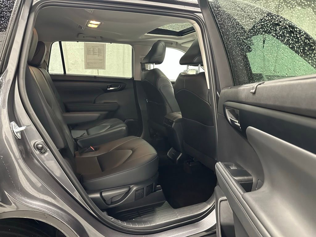 Used 2025 Toyota Highlander XLE image 58