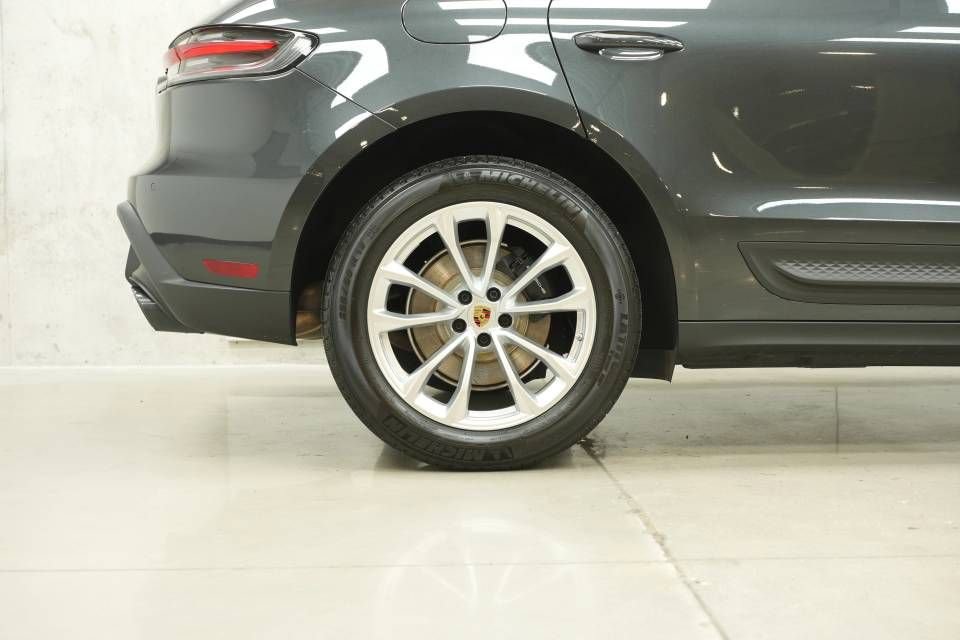 Certified 2025 Porsche Macan AWD/4WD image 39