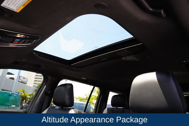 Used 2023 Jeep Grand Cherokee Altitude AWD/4WD image 6