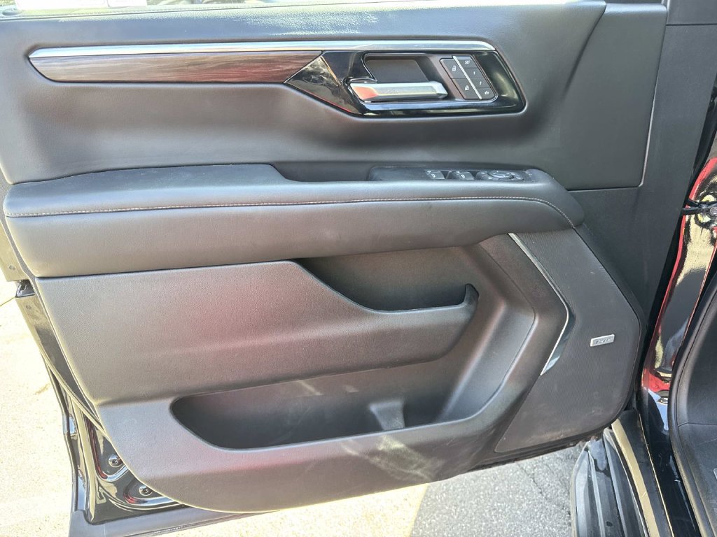 Used 2025 Chevrolet Suburban LT w/ Comfort Package AWD/4WD image 19