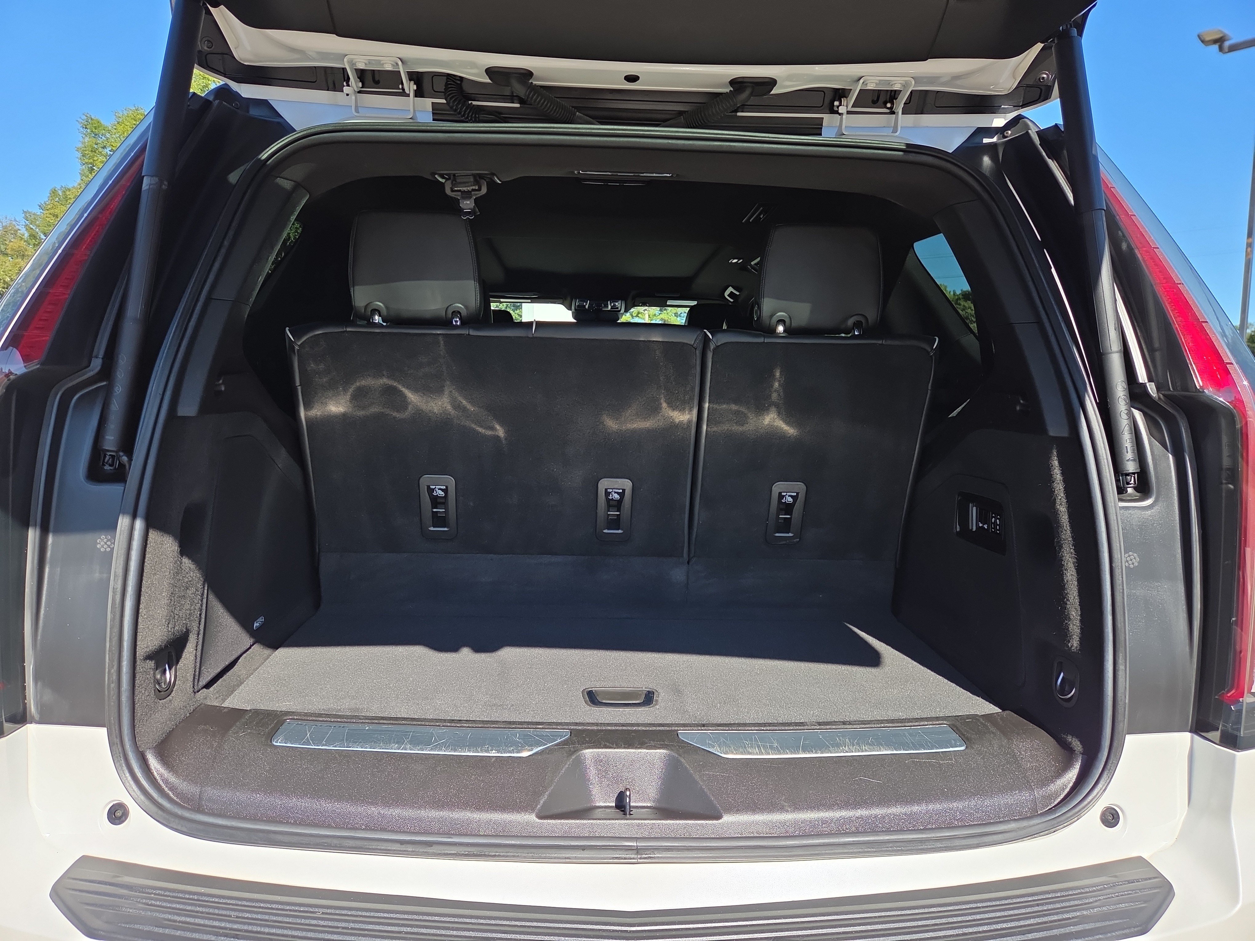 Used 2023 Cadillac Escalade Premium Luxury AWD/4WD image 14