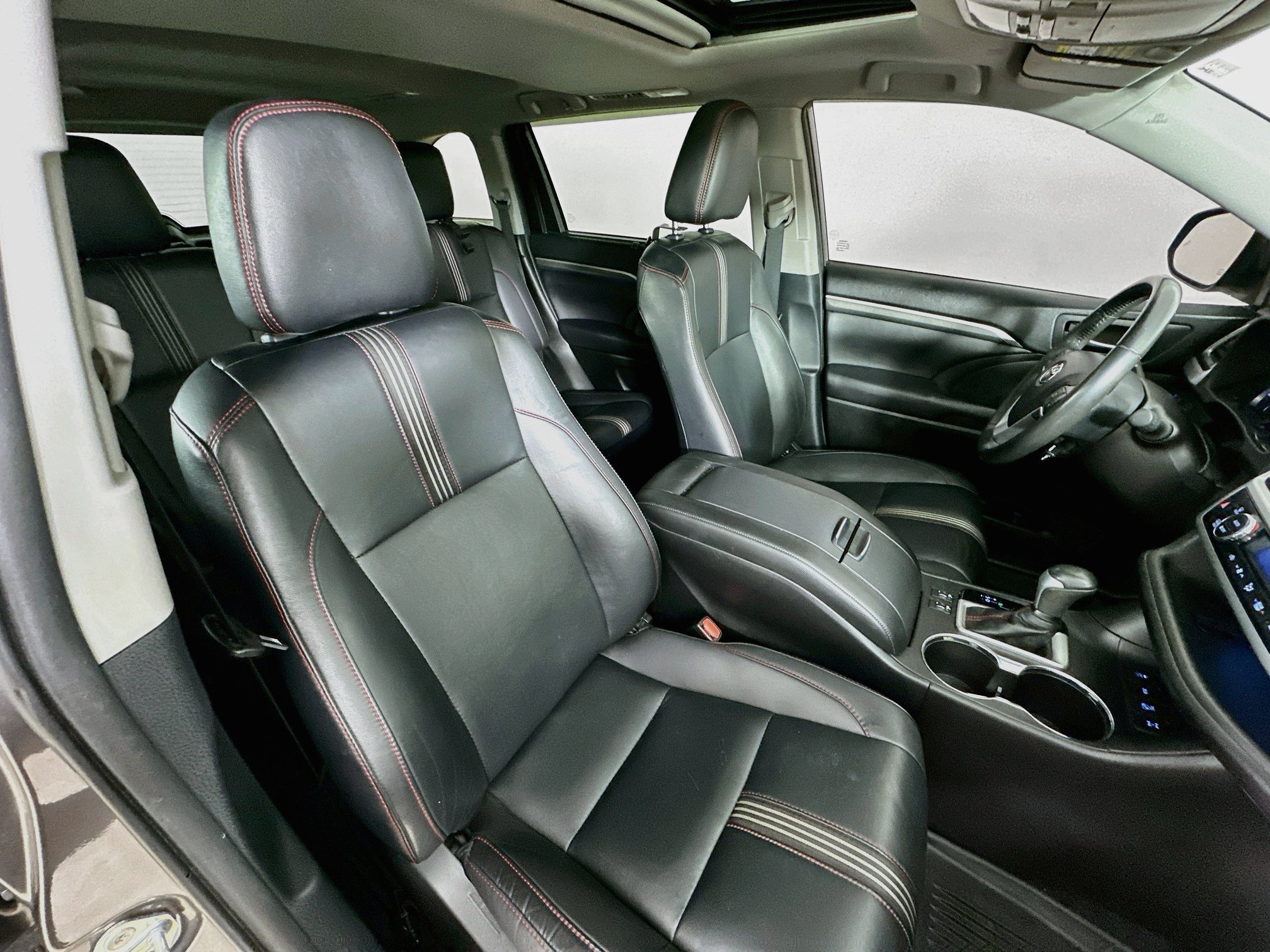 Used 2019 Toyota Highlander SE w/ Nightshade Edition AWD/4WD image 44