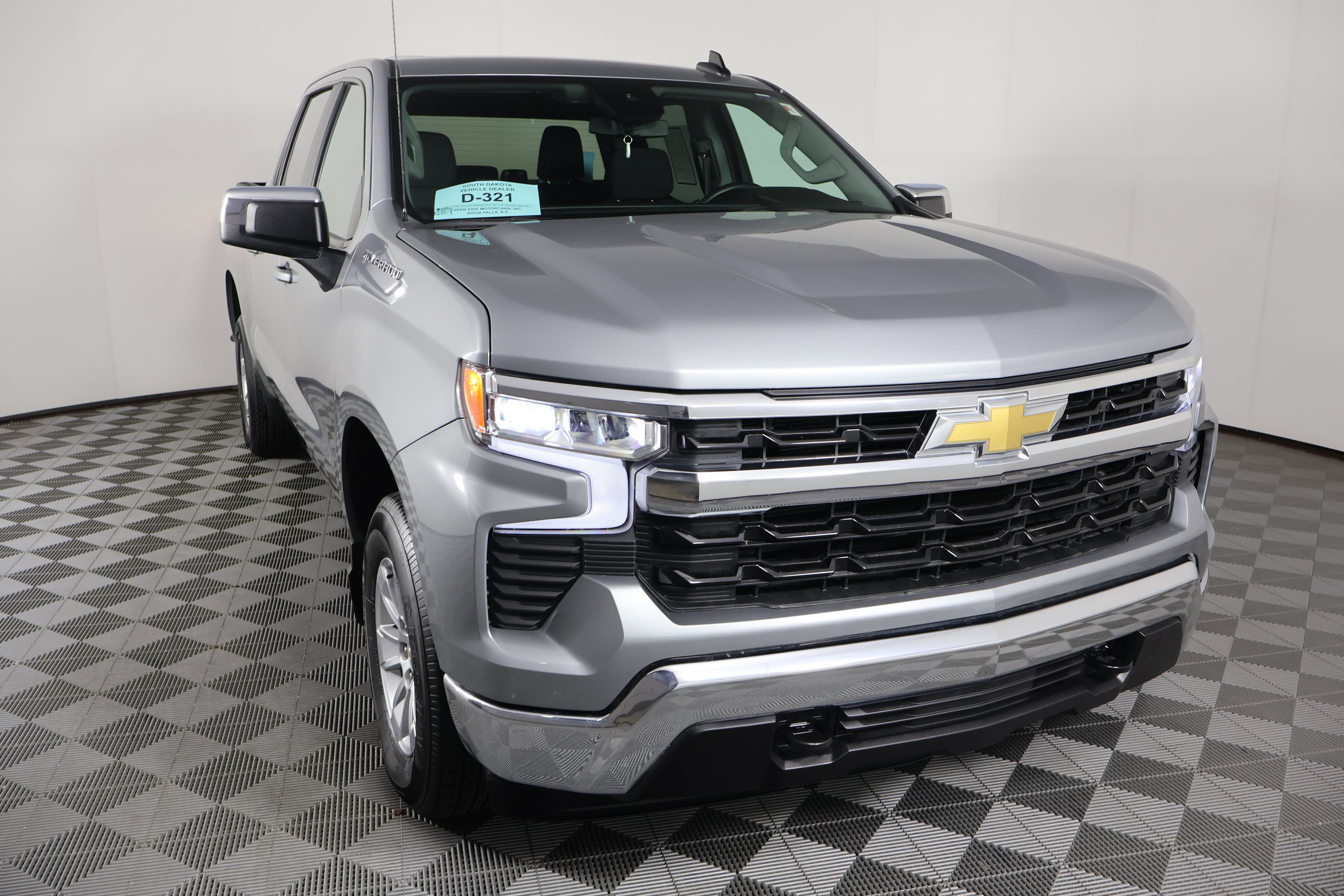 Used 2025 Chevrolet Silverado 1500 LT image 3