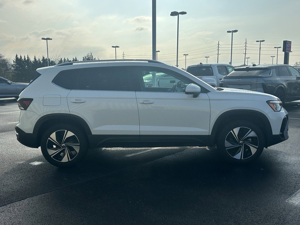 Used 2025 Volkswagen Taos SE w/ Panoramic Sunroof Package image 4