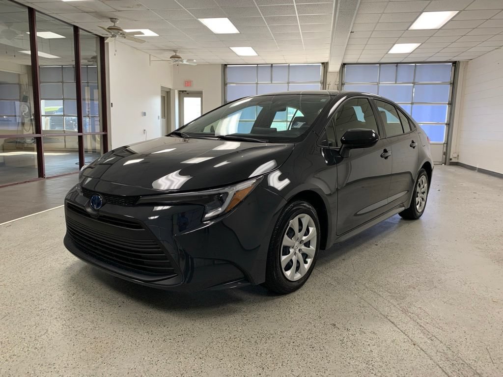 Used 2025 Toyota Corolla LE FWD image 3