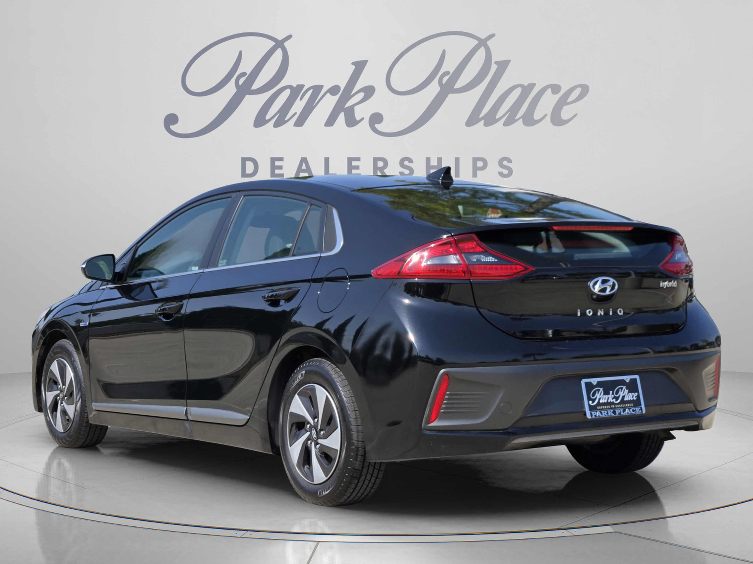 Used 2017 Hyundai Ioniq SEL FWD image 3
