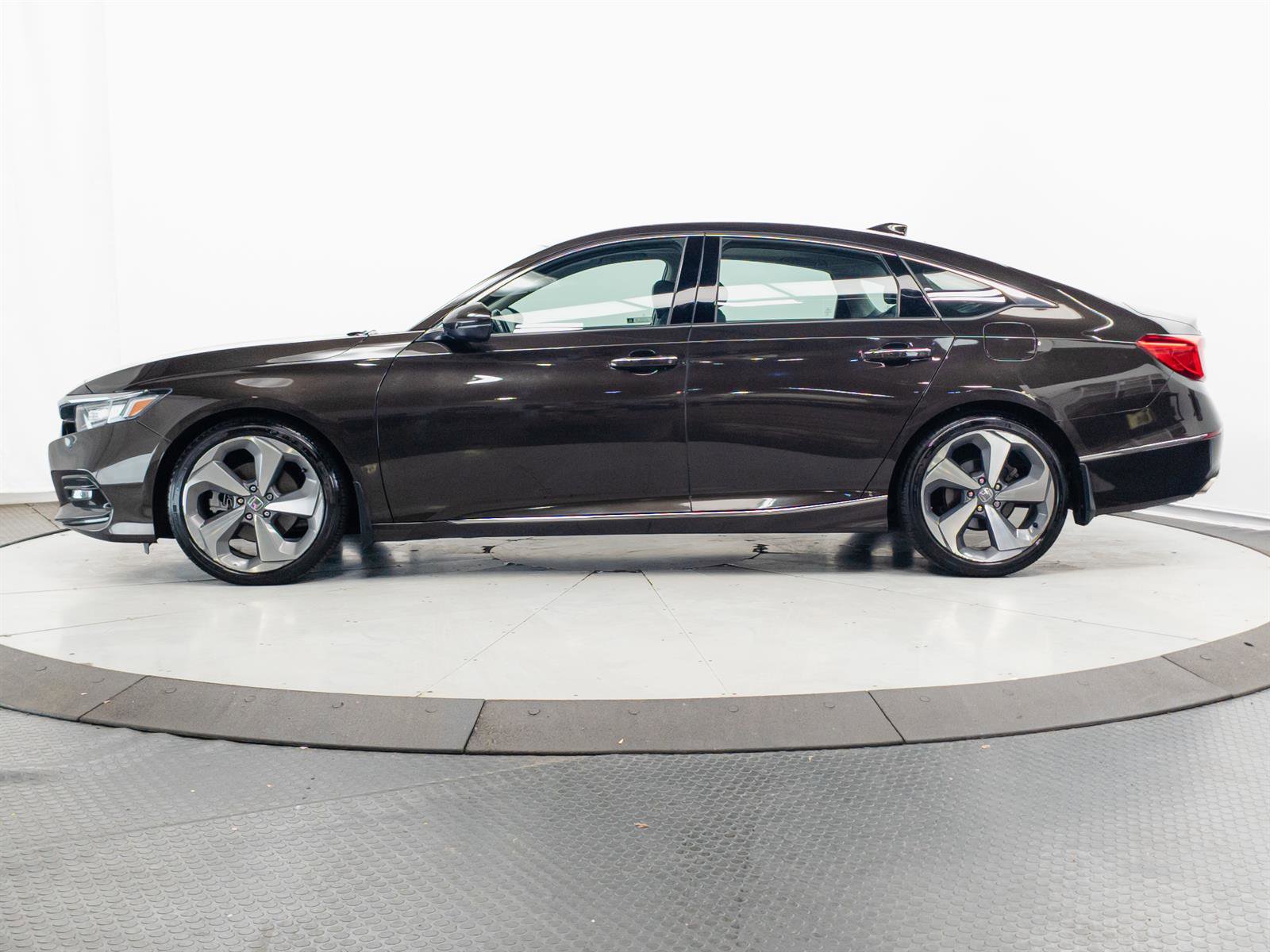Used 2018 Honda Accord Touring image 8